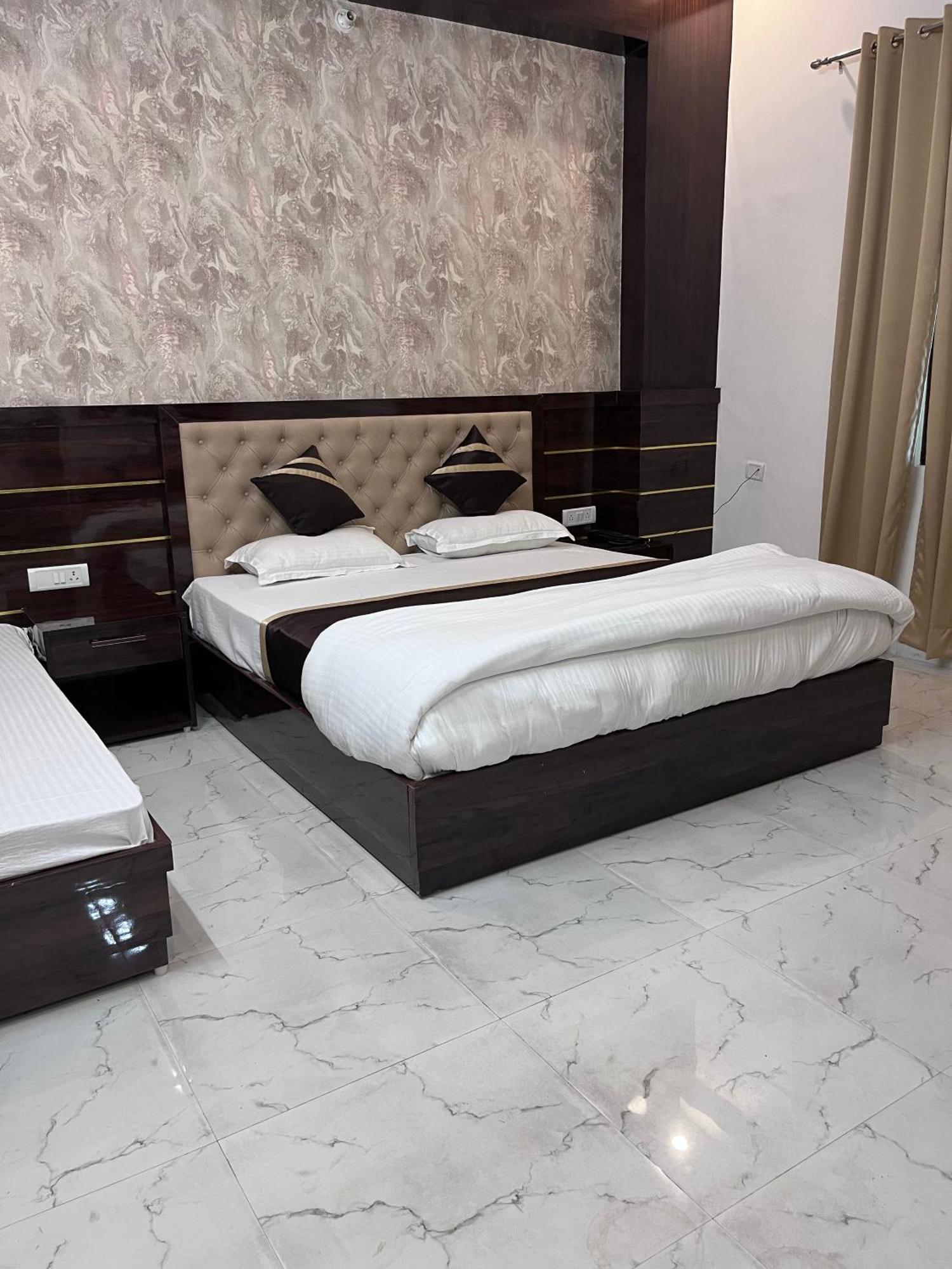 Mangalam Grand Hotell Lucknow Exteriör bild